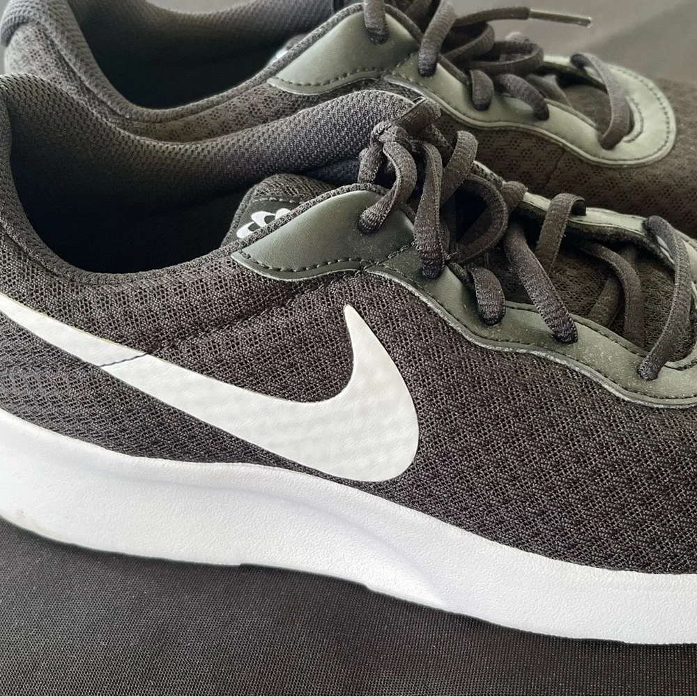 ⚡️SOLD⚡️ NIKE TANJUN Women's Sneakers Size 11 Like New - Picture 3 of 7